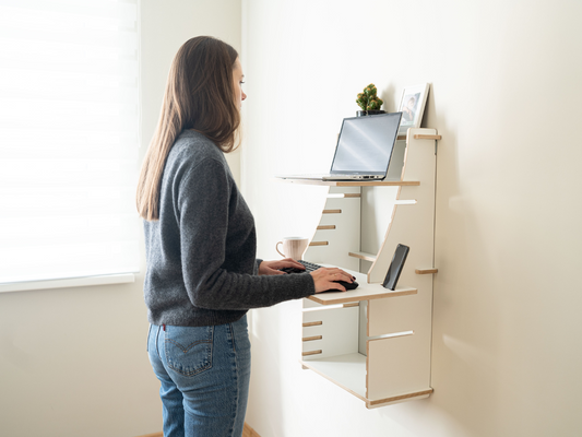 Comment utiliser un bureau mural rabattable pour maximiser l'espace dans un studio ?