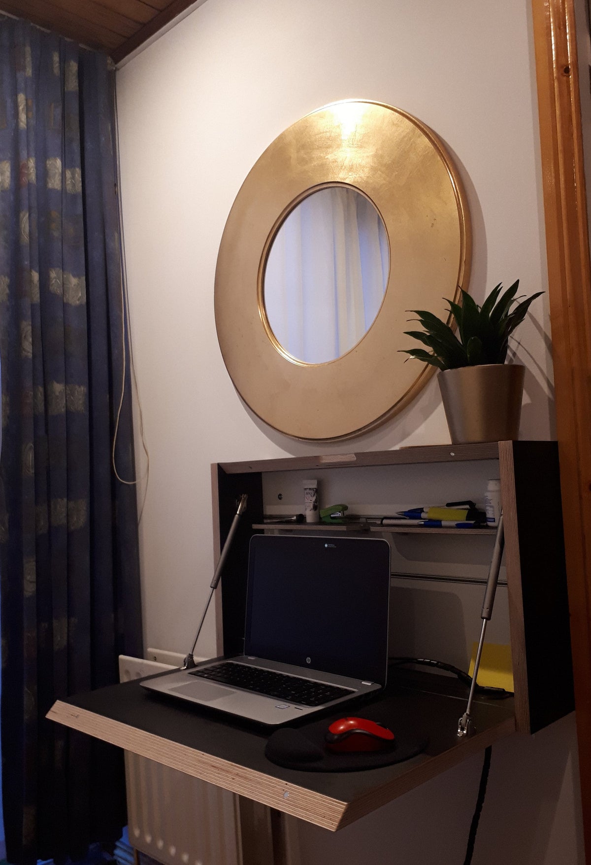 Photo client – Signature – Bureau mural avec rangement