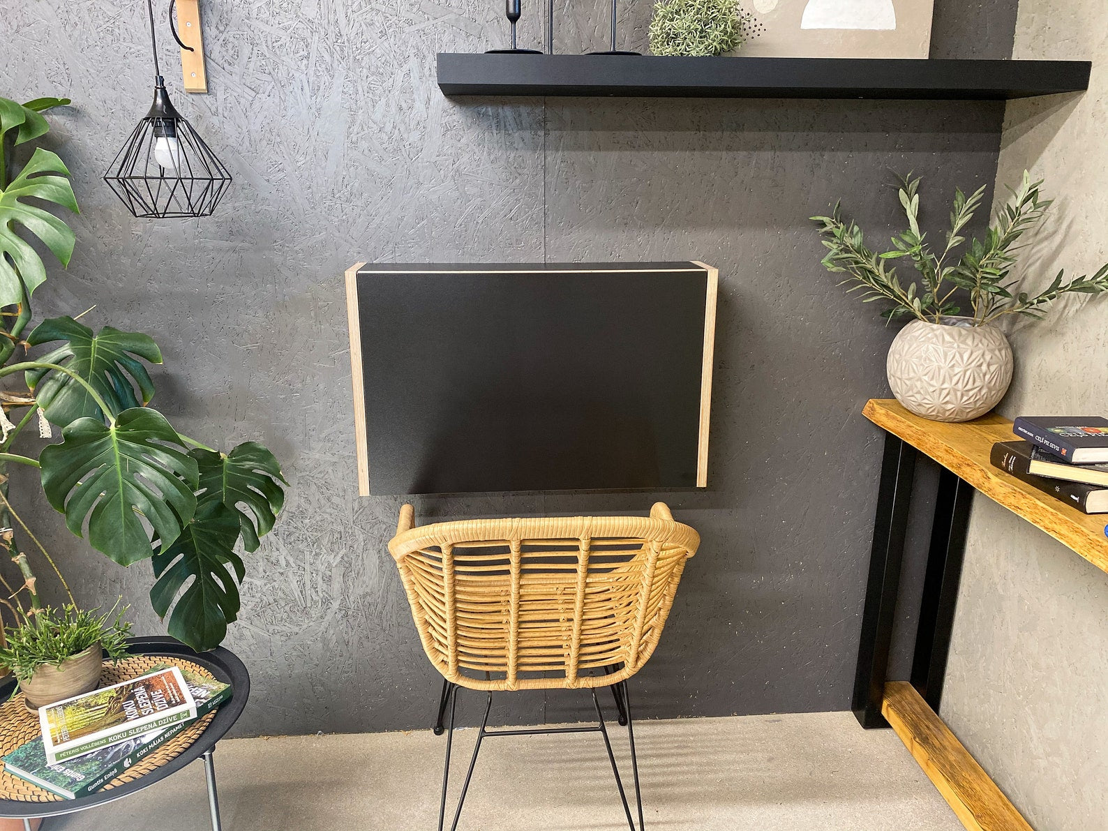 Bureau mural pliable avec étagères - Noir