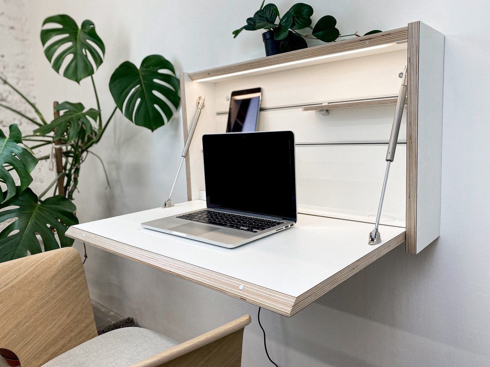 Bureau mural pliable avec ordinateur portable et chaise de bureau